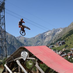 Les Deux Alpes mountain biking holidays; Les 2 Alpes mountain biking holidays; French Alps mountain biking holidays; Les Deux Alpes mountain bike chalet